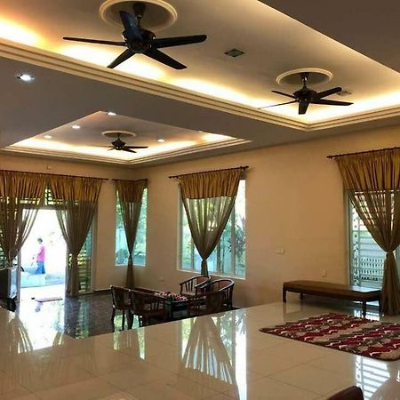 Leissa Homestay Ayer Hitam Esterno foto